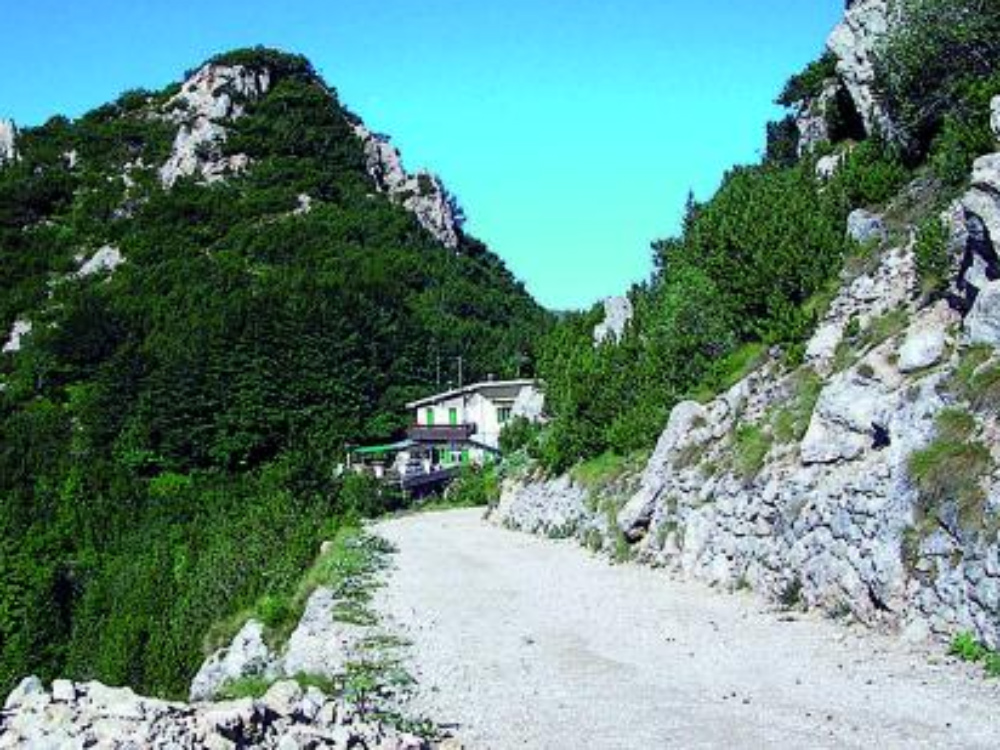 Il rifugio Pertica, aperto solo nei fine settimana