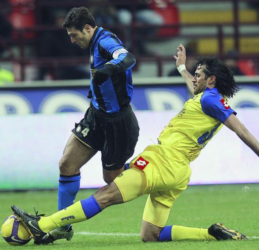
 La grinta di Yepes, qui in scivolata su Zanetti, può essere determinante in chiave salvezza