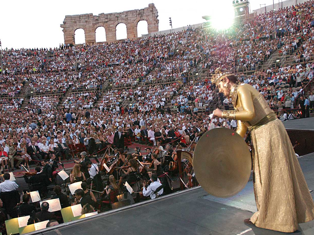 Il gong in Arena che segnala l'inizio dell'opera
