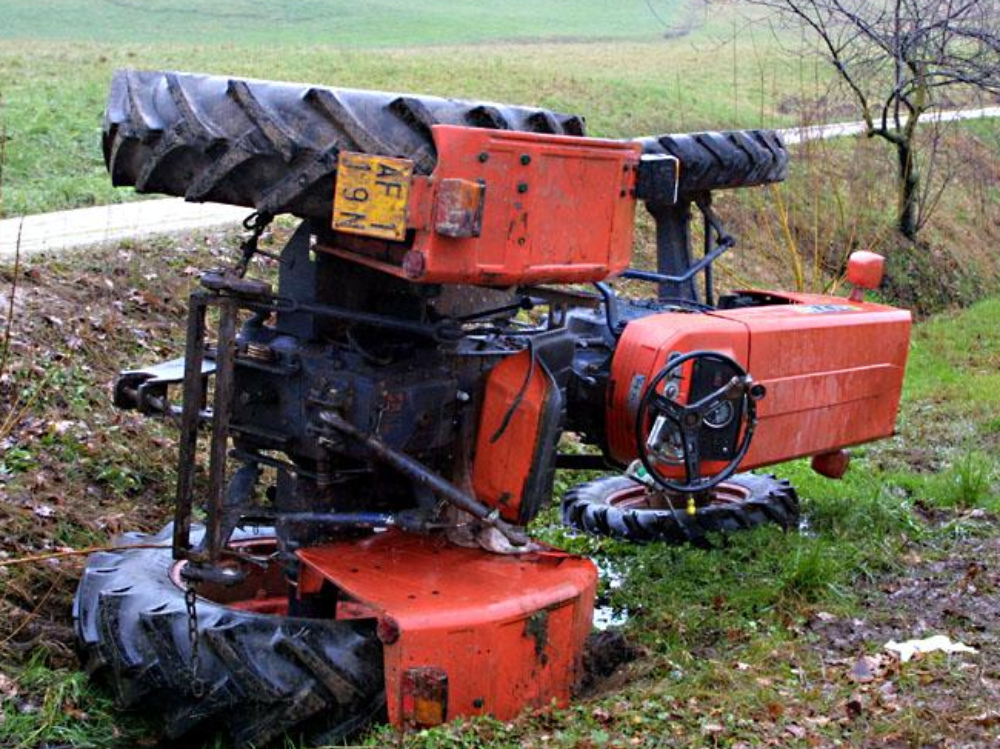 Un trattore rovesciato