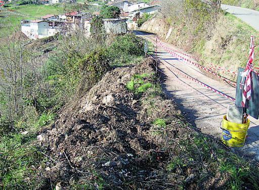 
 La strada minacciata dalla frana in via Bellieri 