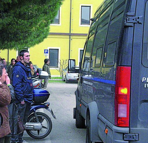 
 Gli amici osservano il furgone degli imputati che torna in carcere