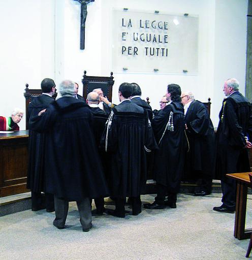 
 Gli avvocati attorniano il presidente Bertezzolo