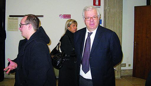 
 La mamma di Andrea Vesentini dietro all'avvocato Delaini