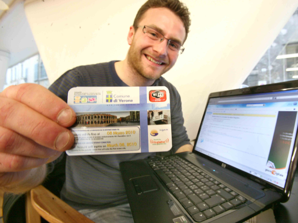 Un ragazzo in biblioteca con la tessera per la connessione wireless FOTO DI GIORGIO MARCHIORI