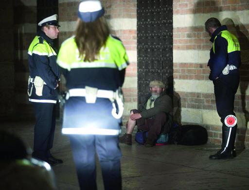 
 Agenti cercano di convincere un senza tetto a trovare un'altra sistemazione FOTOSERVIZIO GIORGIO MARCHIORI