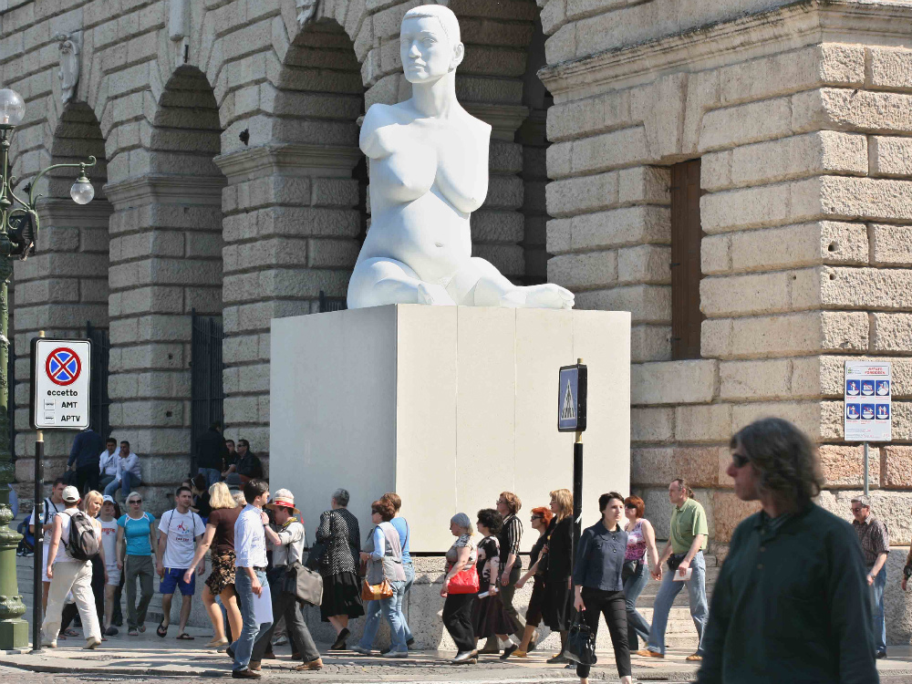 La statua di Mark Quinn collocata davanti alla Gran Guardia