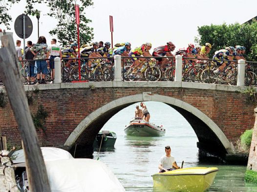 Gruppo in transito sul circuito del Lido di Venezia il 17 maggio ’97: vincerà Cipollini in volata