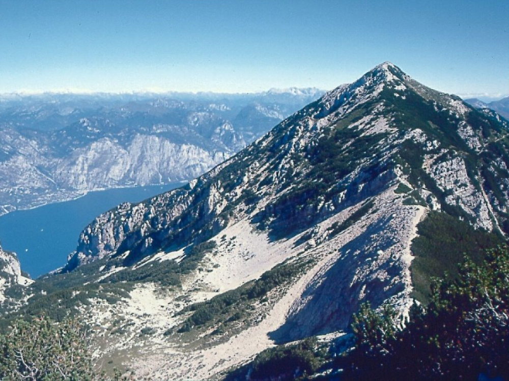  Una veduta panoramica del Baldo da cima Valdritta 