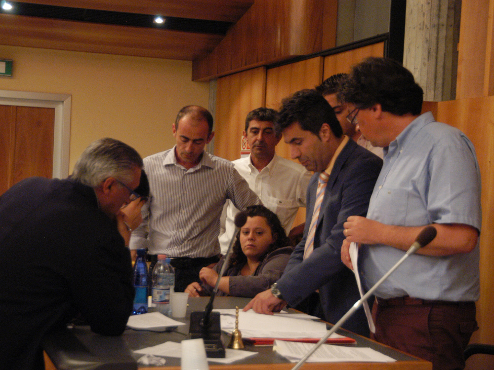 Il sindaco Mario Faccioli e i consiglieri intorno al presidente del  Consiglio Maurizio Facincani FOTO PECORA 