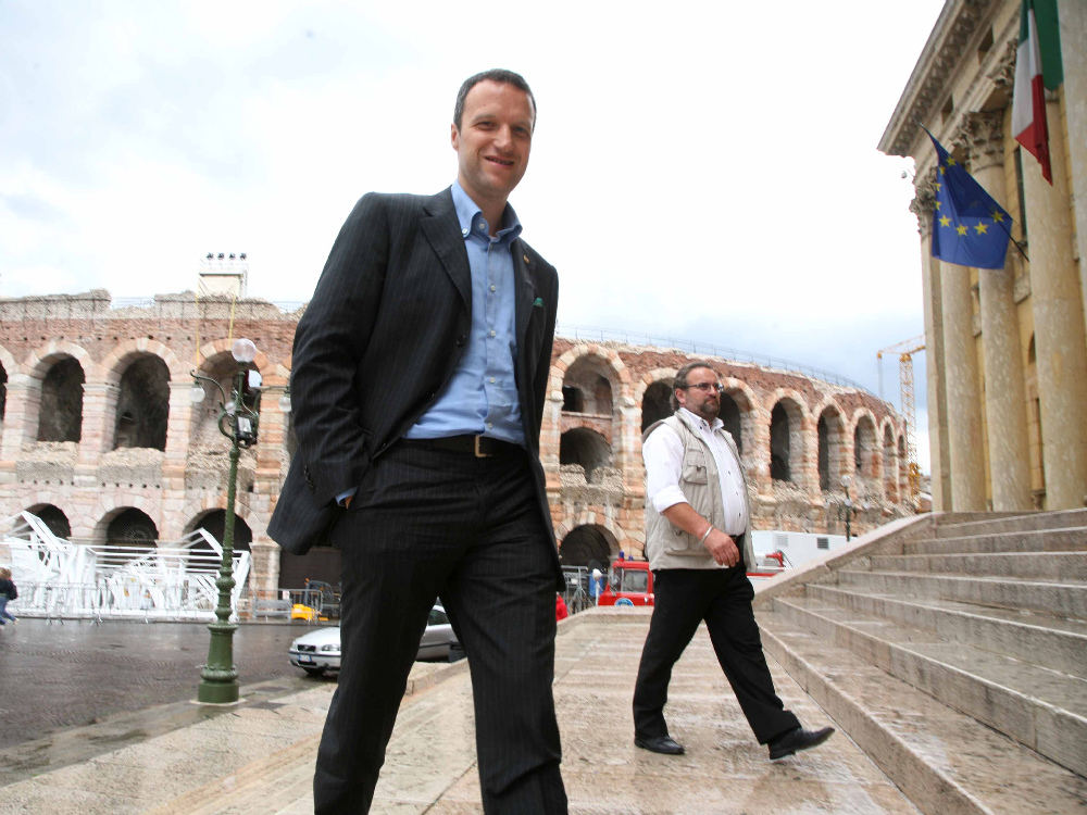 L’ingresso di Flavio Tosi a Palazzo Barbieri dopo l’elezione a sindaco: è il  1° giugno 2007. Il 18 dello stesso mese il debutto con la fascia tricolore  in Consiglio comunale