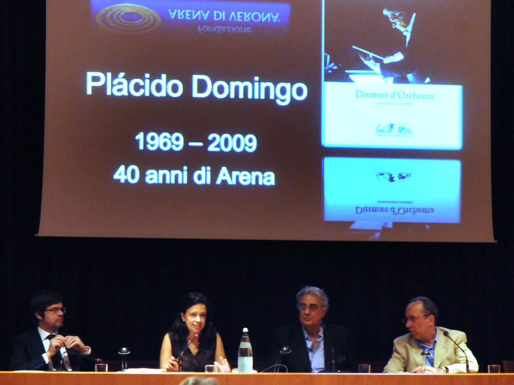 Da sinistra il sovrintendente Girondini, l’autrice Francesca Zardini, Domingo e il critico Harvey Sachs 