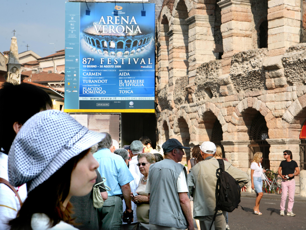 L’Arena resta un fatto unico a sè stante e così l’anfiteatro resta sempre la  meta preferita dei turisti che arrivano sul Liston. E questa sera si riparte  con la magia della lirica FOTO MARCHIORI 