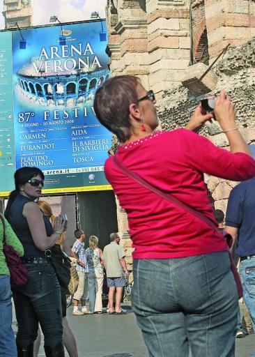
 Turisti in piazza Bra