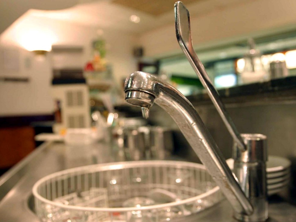 Acqua di rubinetto: buona la qualità e basso il prezzo