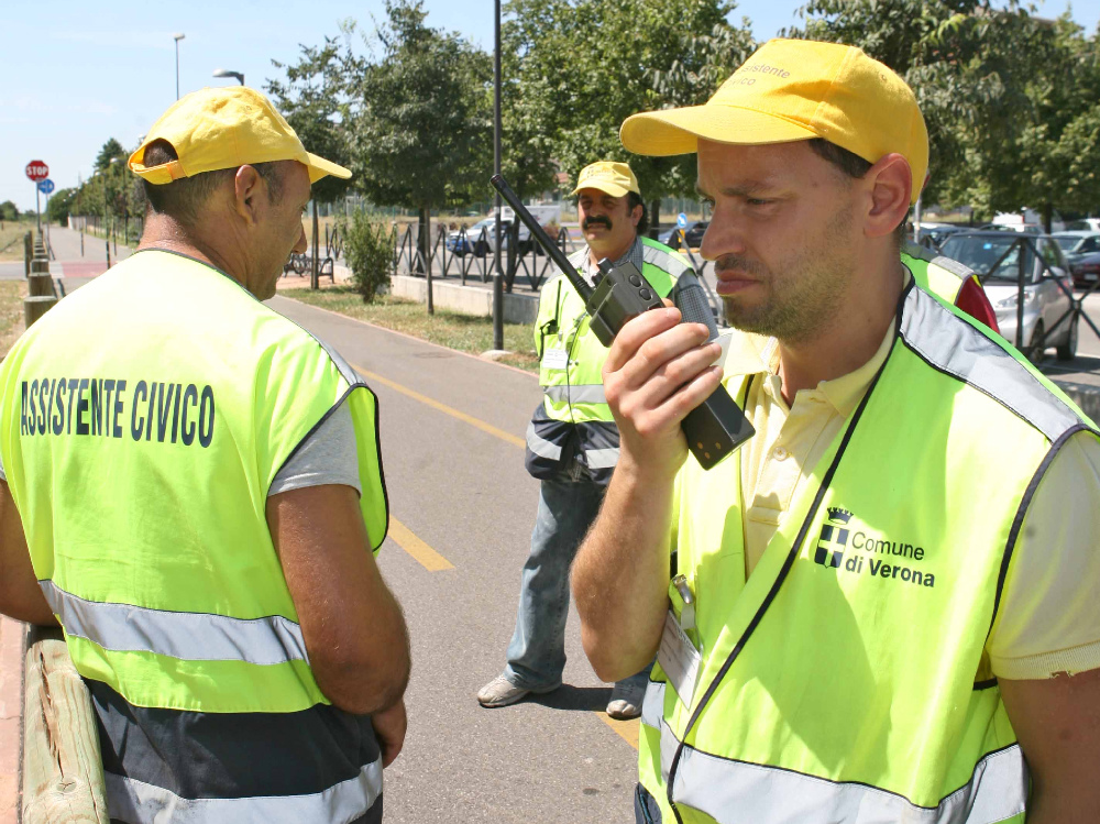 Un gruppo di assistenti civici in servizio in via Tevere alle Golosine FOTO MARCHIORI