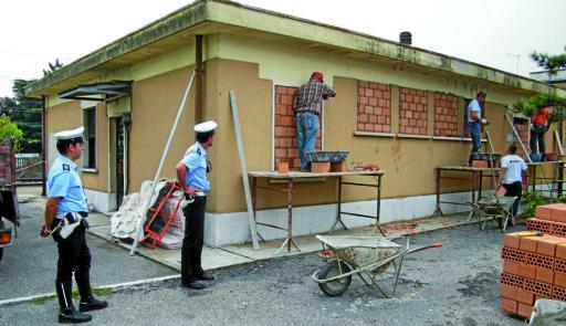 
 I vigili controllano mentre vengono murate le aperture dell'ex palazzina Fs sgomberata dai senzatetto