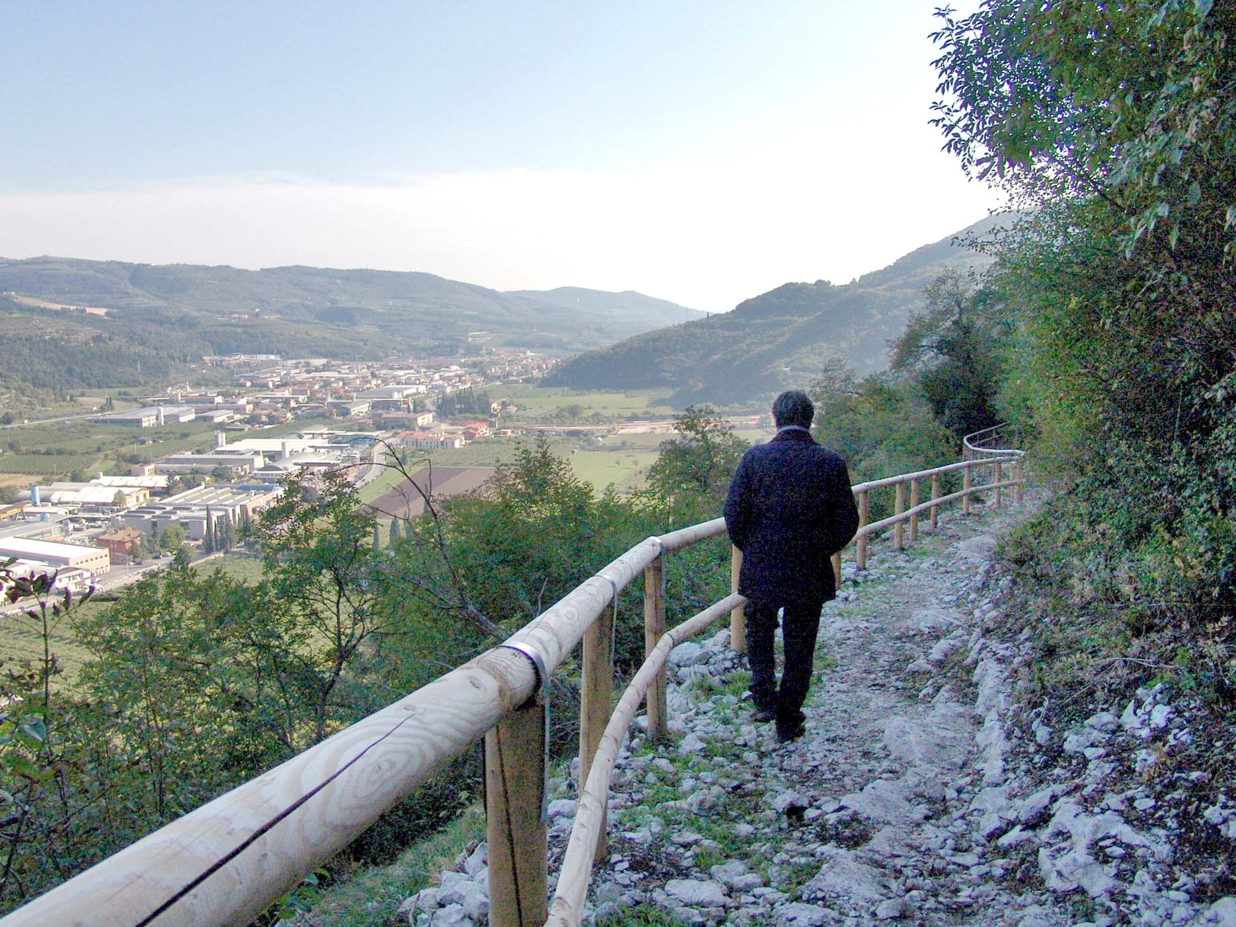Il panoramico sentiero che da Stallavena sale alla Grotta di Falasco FOTOSERVIZIO AMATO