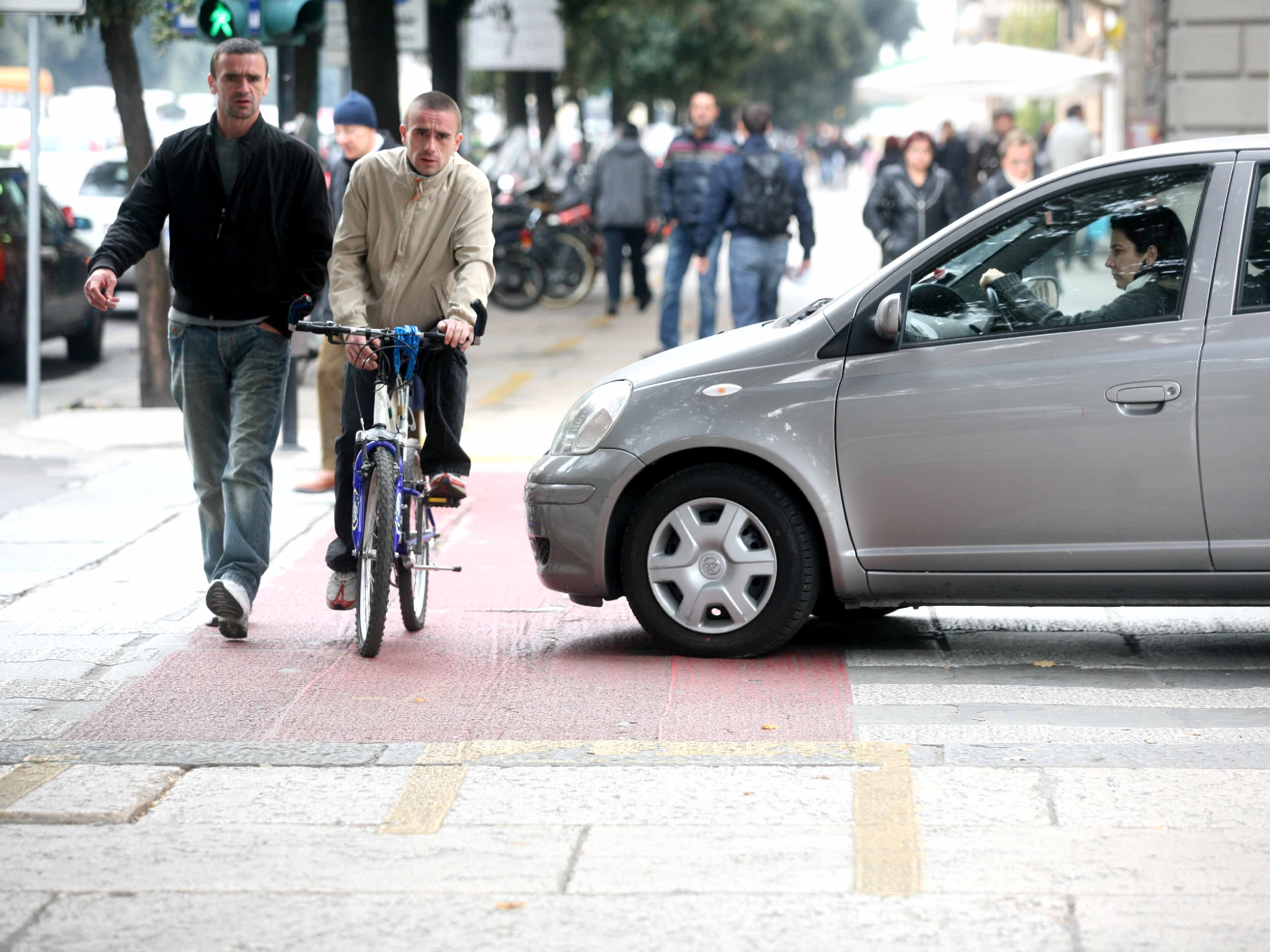 Scene di ordinario caos a Porta Nuova. Un ciclista rischia di essere urtato  da un’auto. Dietro, si intravvedono pedoni che camminano sulla ciclabile  FOTOSERVIZIO DI GIORGIO MARCHIORI 