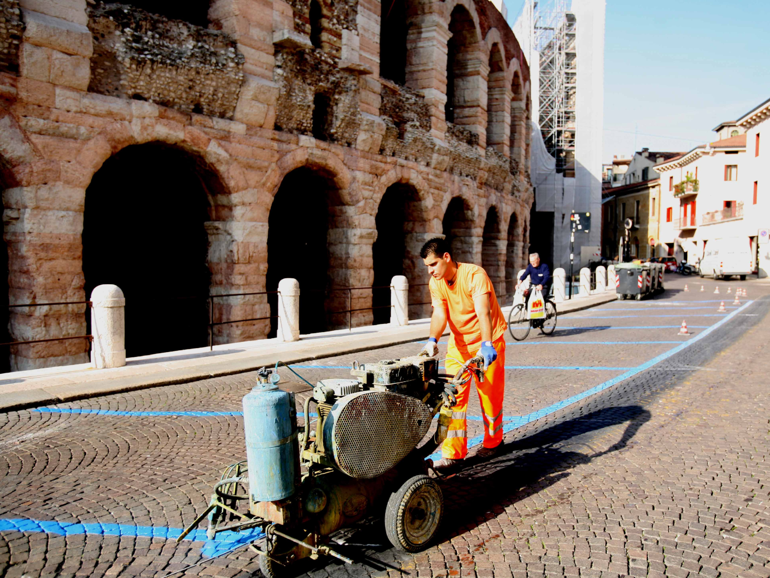 Addetti al lavoro per disegnare gli stalli della sosta attorno al vallo dell&rsquo;Arena FOTO MARCHIORI