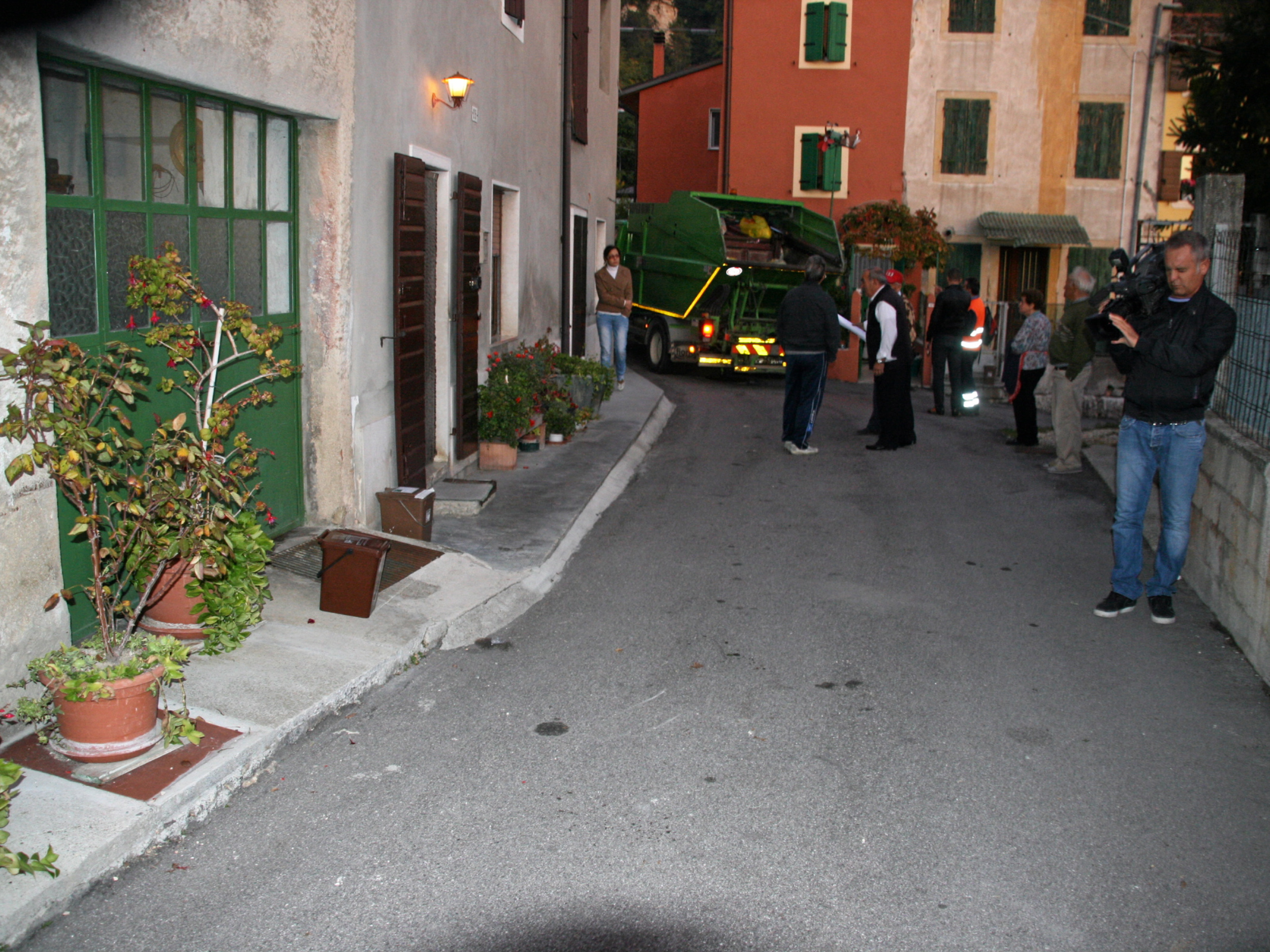 Il luogo dell’incidente nel centro di Azzago: sull’asfalto i segni della  tragedia FOTO COSTANTINO FADDA 