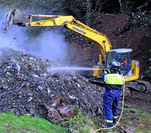 
 I vigili del fuoco spengono il rogo nella discarica abusiva DIENNEFOTO 