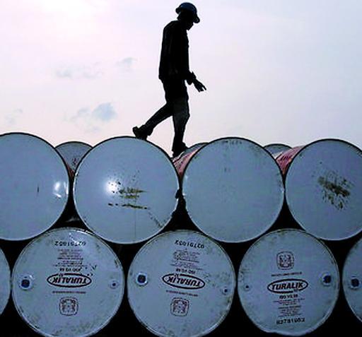 
 Barili di petrolio estratto da pozzi irakeni durante la seconda guerar del Golfo