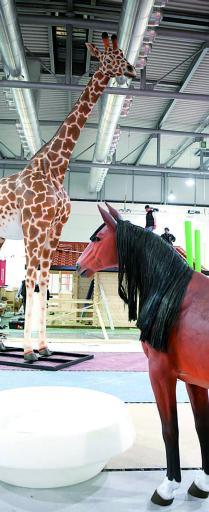 
 In uno stand  una finta giraffa
