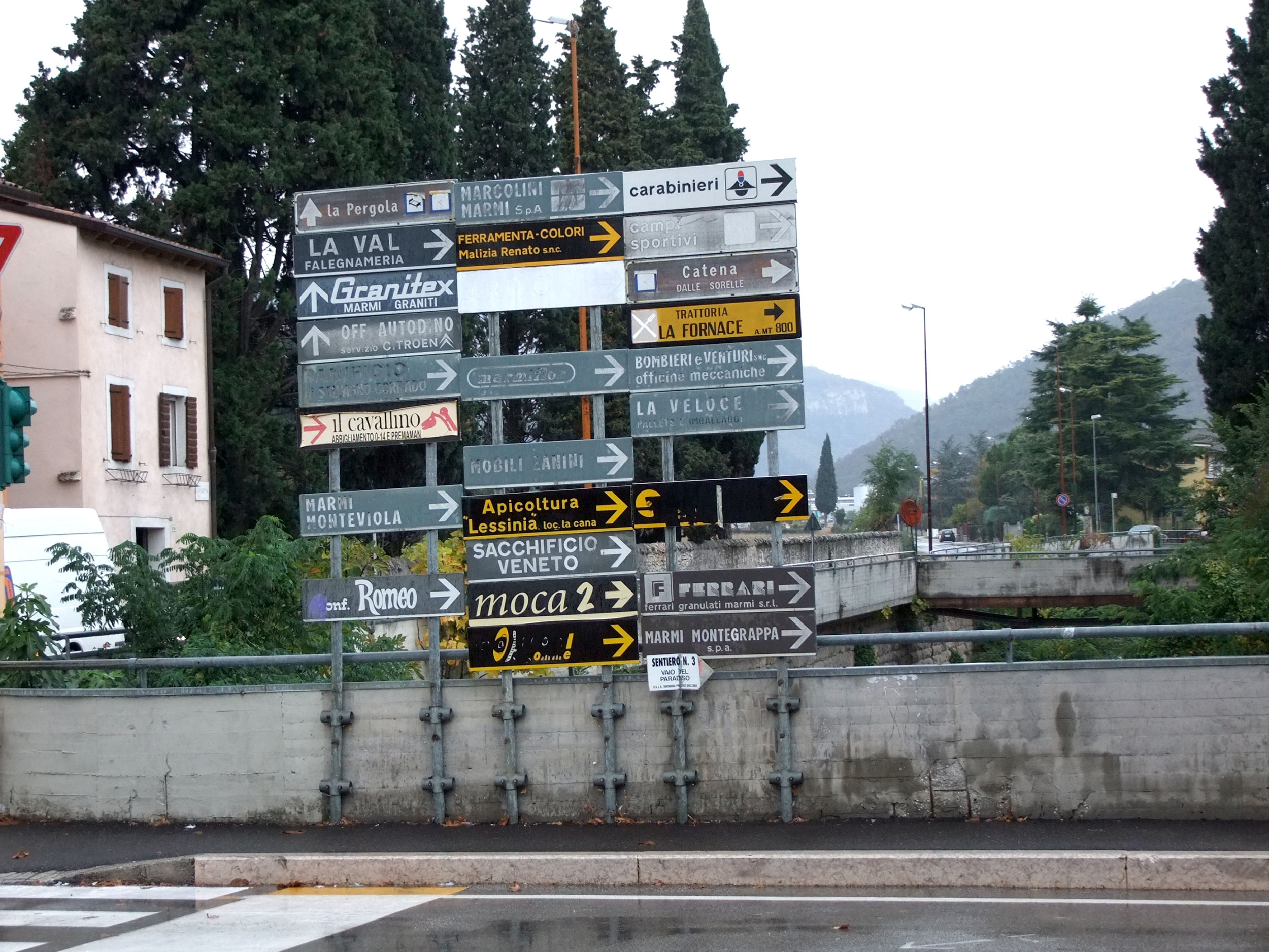 Nuove regole più severe per la cartellonistica stradale FOTO AMATO 