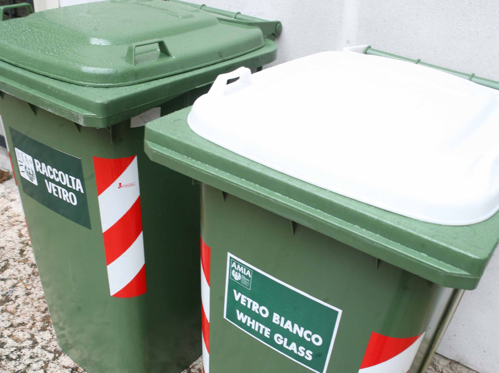 Coperchio bianco per il vetro bianco, verde per l'altro