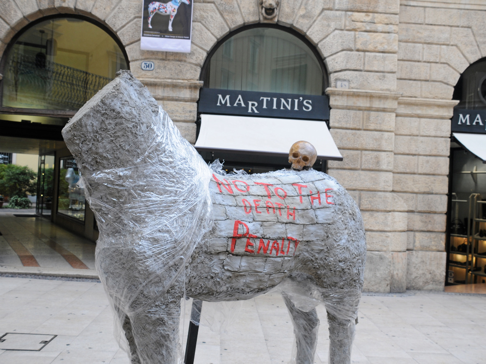 La statua del cavallo con la testa mozzata è irrimediabilmente finita in  discarica 