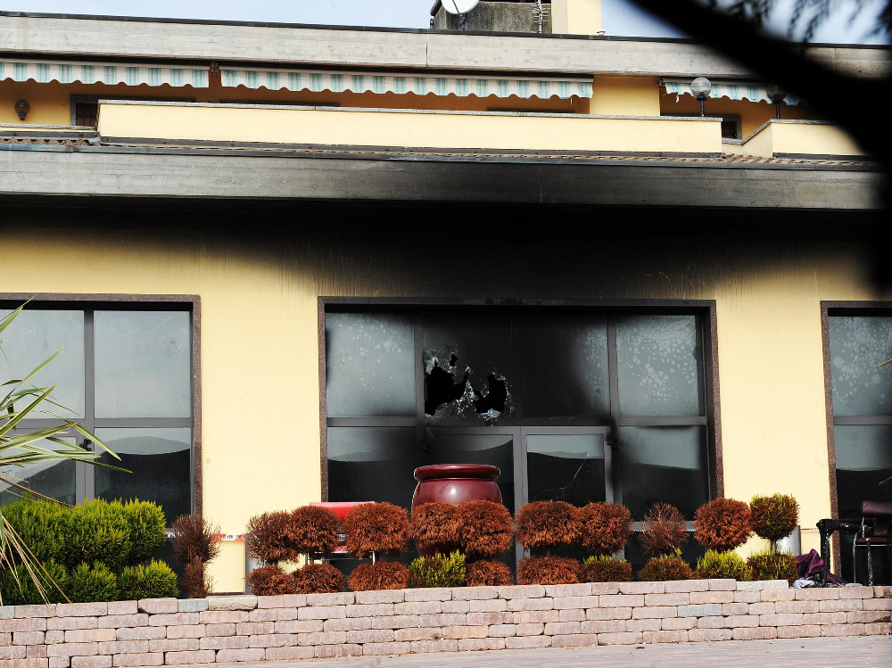 I segni dell’incendio sui serramenti della pizzeria Pepe e Sale 