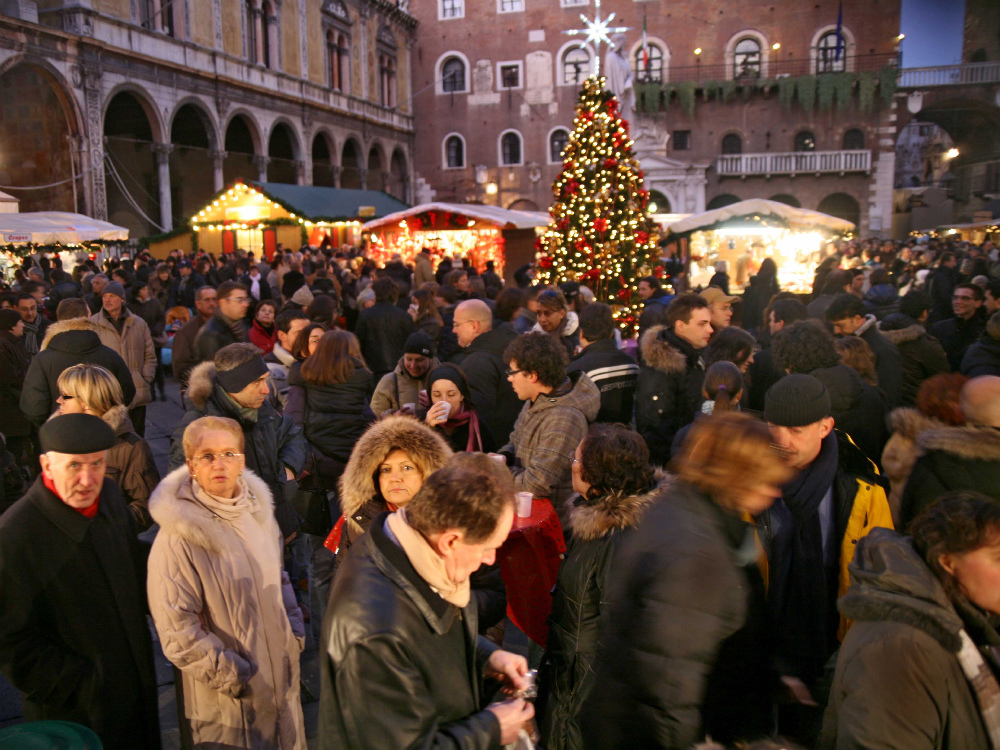 Piazza dei Signori affollata durante il mercatino natalizio del 2008 