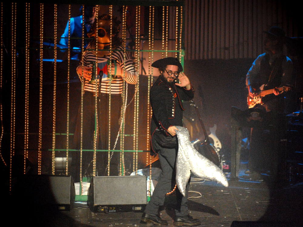 Vinicio Capossela durante l’acclamato concerto al teatro Filarmonico  FOTOSERVIZIO BRENZONI 