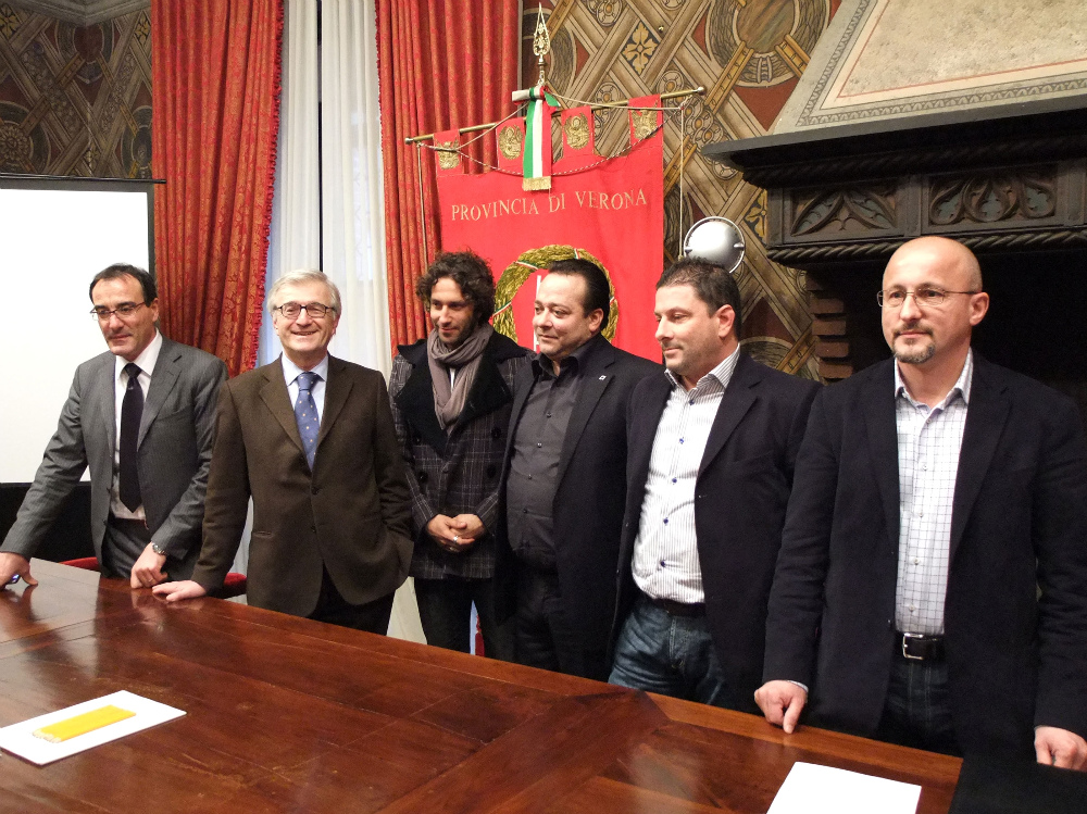 Virgilio Asileppi (secondo da sinistra) con i vertici dell’associazione dei Comuni di confine FOTO AMATO 