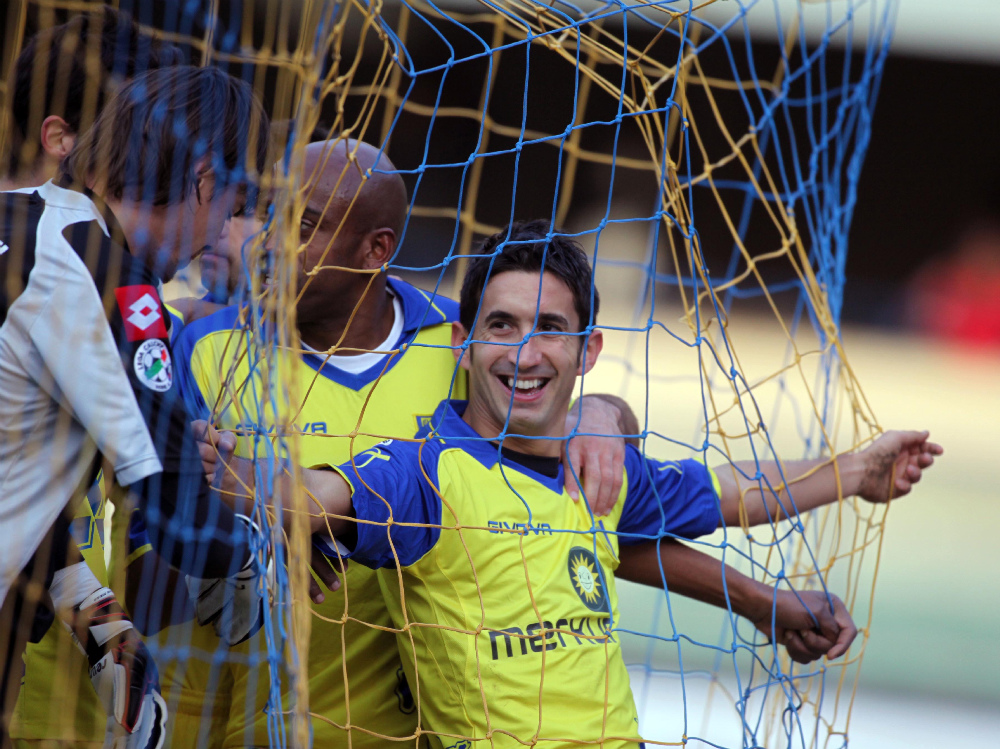 Sullo slancio del gol, Giampiero Pinzi finisce in rete e con lui tutto il Chievo, che batte la Fiorentina e la raggiunge in classifica al termine di una grande prestazione, la più bella di questo campionato   