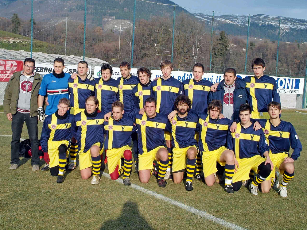 Il Sant’Anna d’Alfaedo, in gialloblù per dovere di ospitalità, posa prima del match contro il Mozzecane 