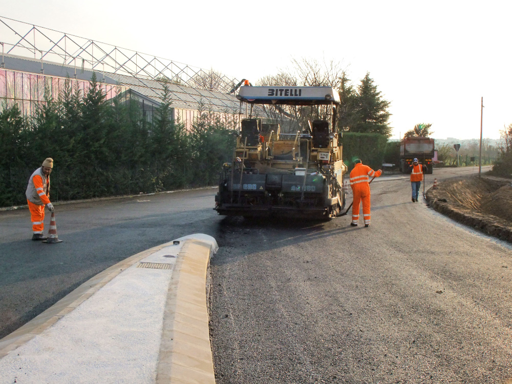 Lavori per completare la rotonda di Pescantina FOTO AMATO