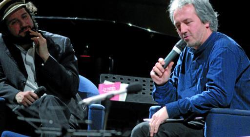 
 Da sinistra, Vinicio Capossela e Mario Brunello durante il dialogo/concerto alla Gran Guardia FOTO BRENZONI