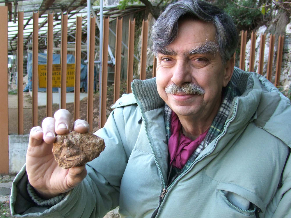 Renato Fasolo con il reperto scoperto nel sito archeologico 