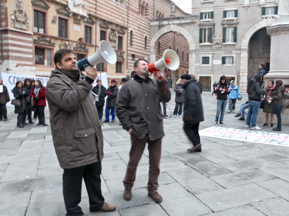 La protesta contro Ca’ del Bue in piazza dei Signori durante il Consiglio provinciale FOTO MARCHIORI 