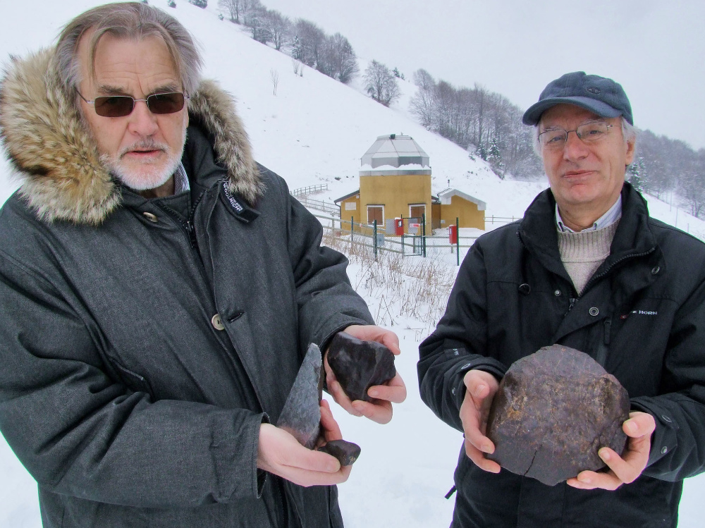 Sergio Moltomoli e Elmar Pfletschinger, due astrofili, con frammenti di meteoriti FOTOSERVIZIO AMATO