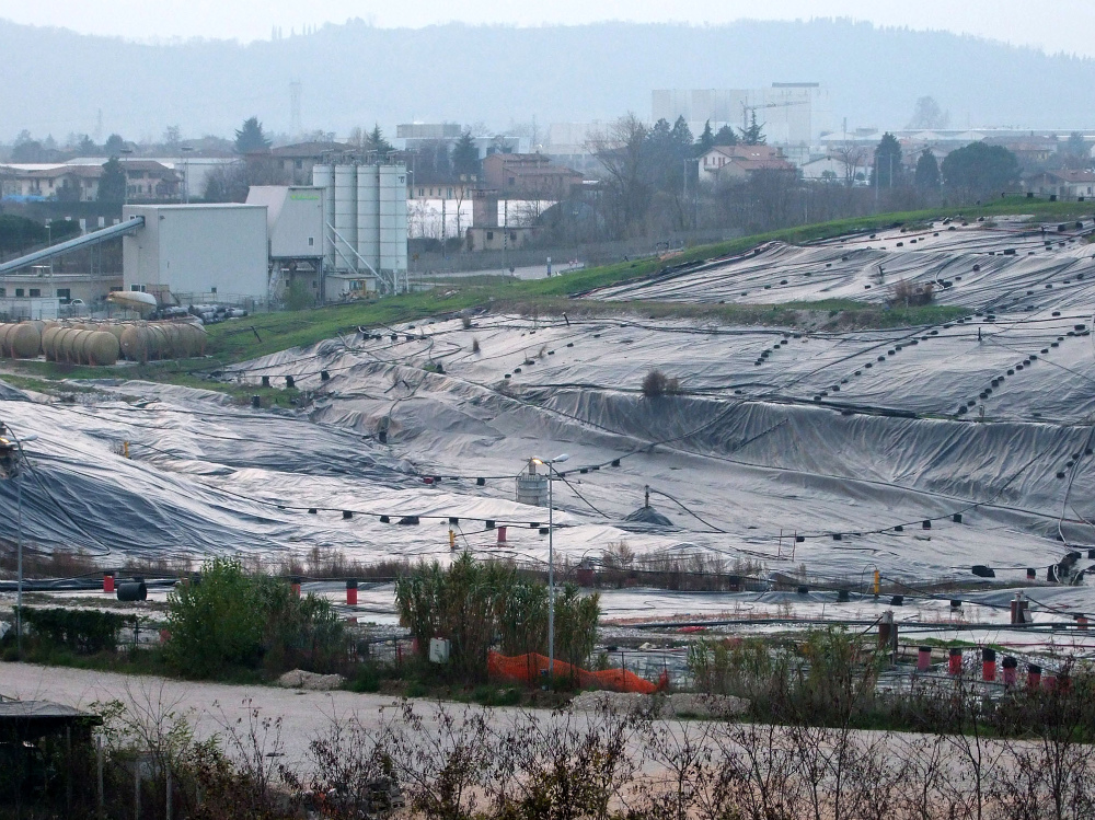 La discarica di rifiuti solidi urbani Ca' Filissine, ricoperta di teli e chiusa ormai da oltre tre anni