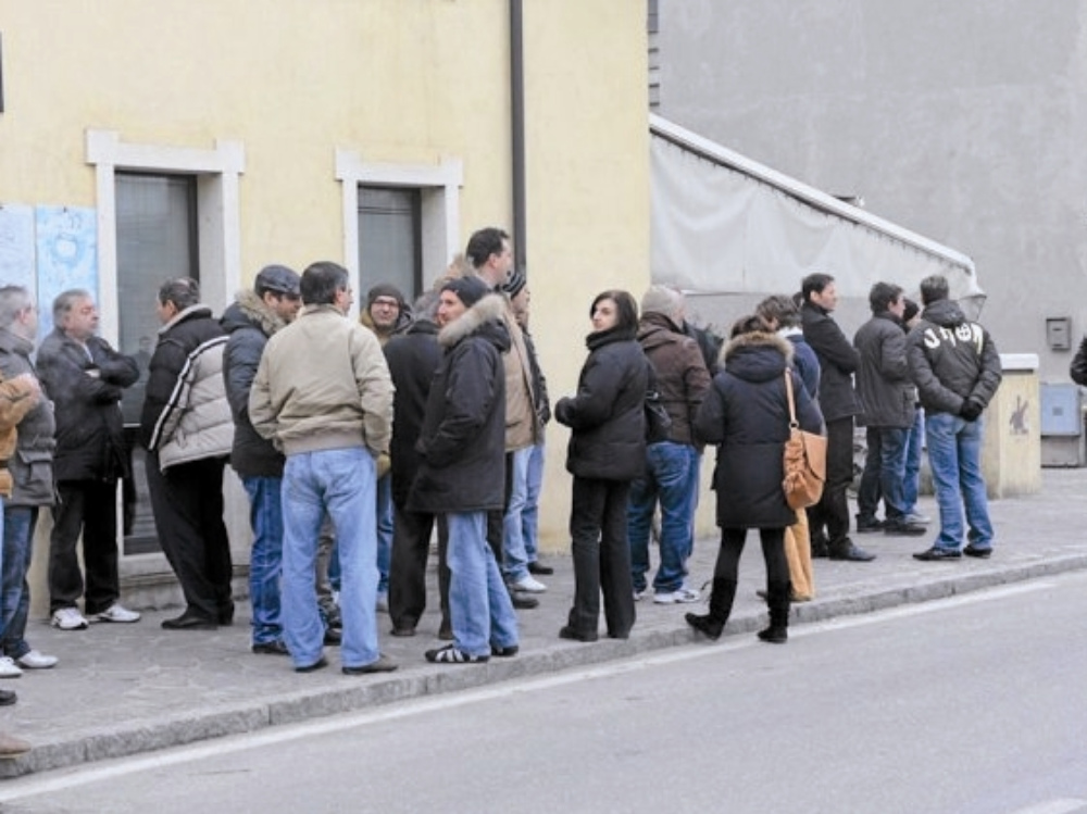 Amici e conoscenti in attesa del feretro di Mirco Andrioli DIENNE FOTO