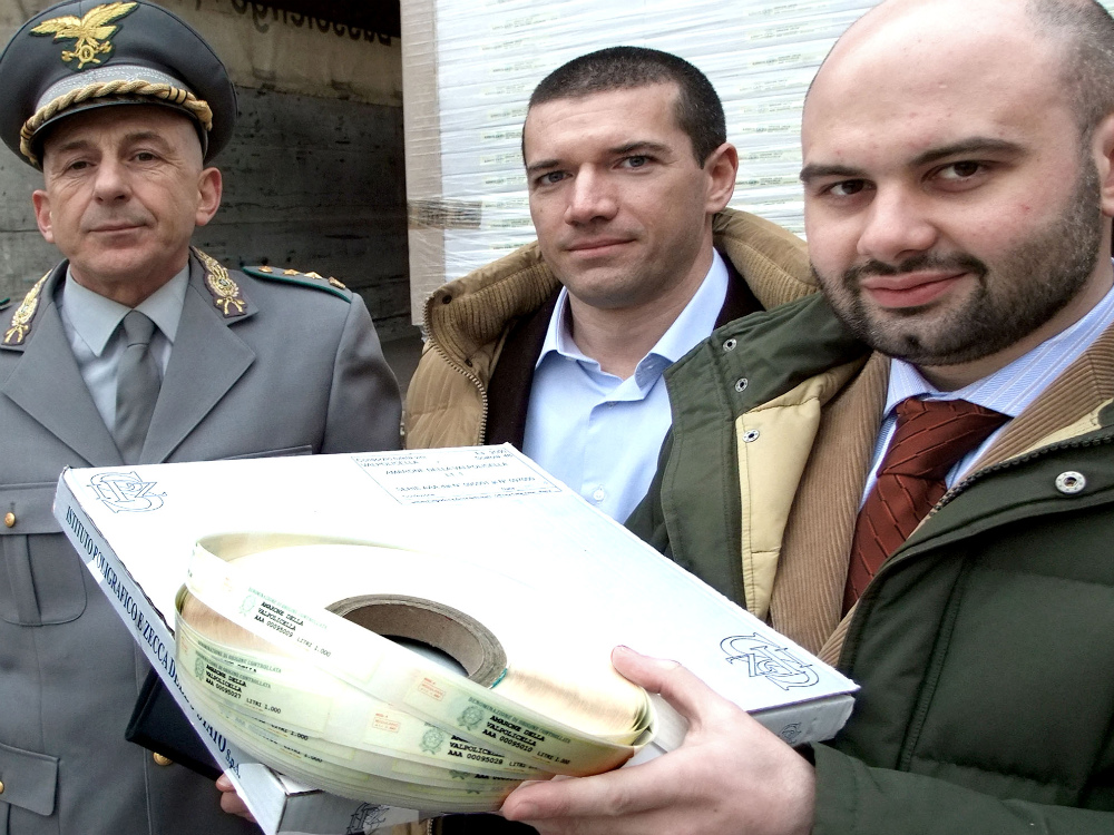 Bottura e Giacometti con il vicequestore Furlan con le etichette 