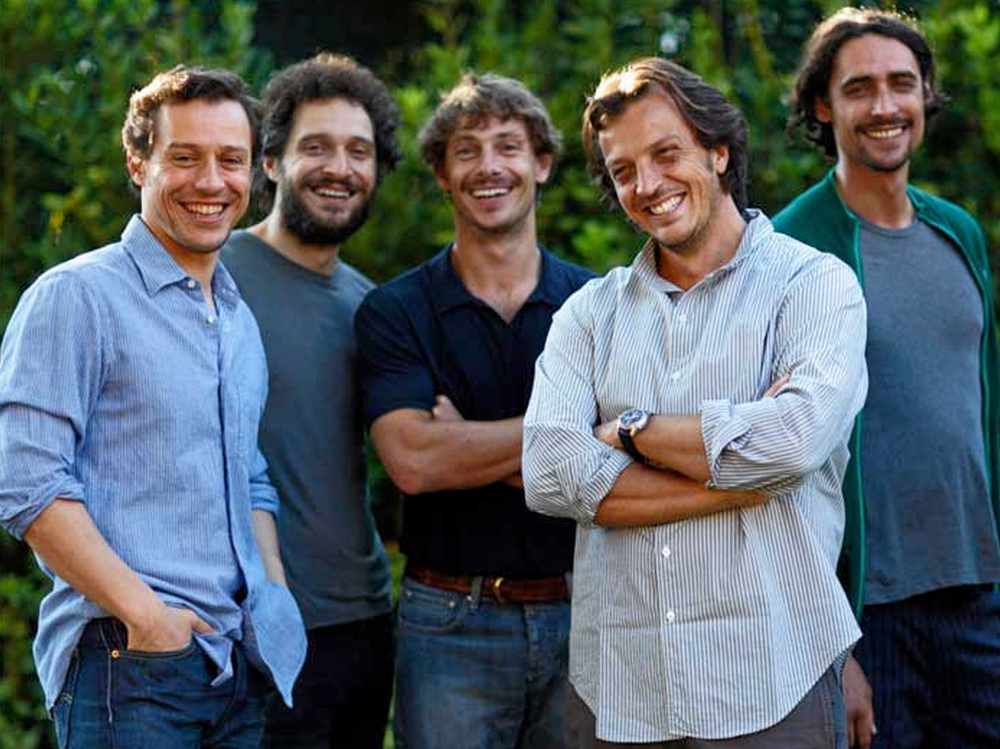 Gabriele Muccino, penultimo a destra, con il cast di «Baciami ancora» 