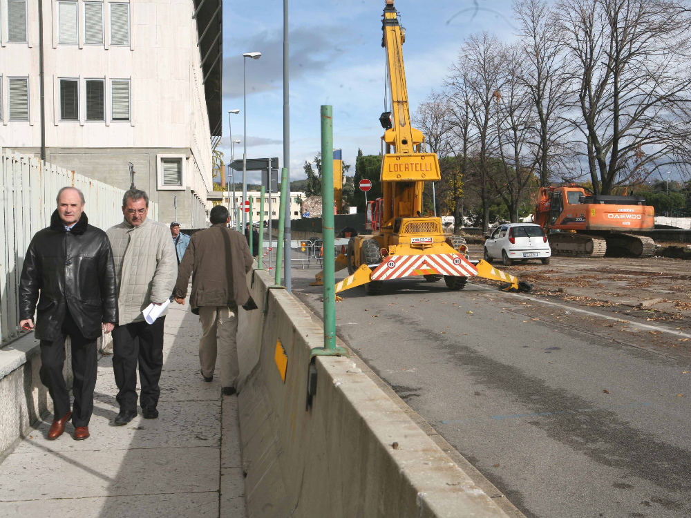 Il cantiere per il parcheggio in lungadige Capuleti 