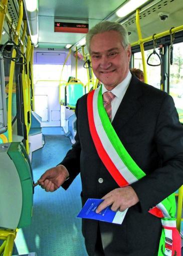 
 Il sindaco Dal Negro timbra il biglietto 