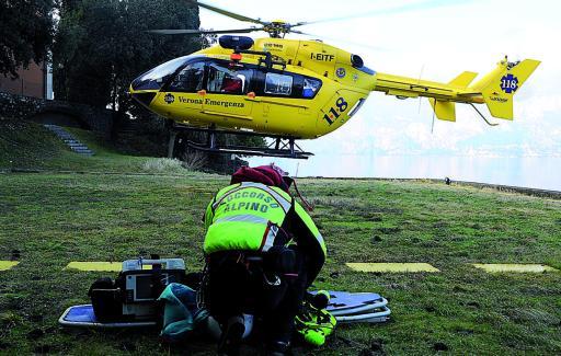 
 L'elicottero di Verona Emergenza durante le operazioni di recupero