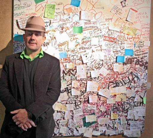 
 Marc Quinn alla Casa di Giulietta davanti al Love Painting che ha donato alla città FOTO MARCHIORI